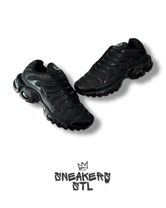 NIKE AIR MAX PLUS BLACK